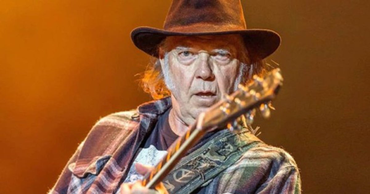 Neil Young amenaza con salir de Spotify por la 'información falsa' sobre  las vacunas de un podcast