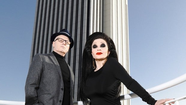 Fangoria, posando delante de la Torre Picasso