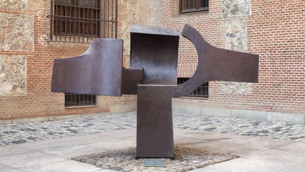 'Lugar de Encuentros II', de Eduardo Chillida, en la Plaza del Rey (Madrid)