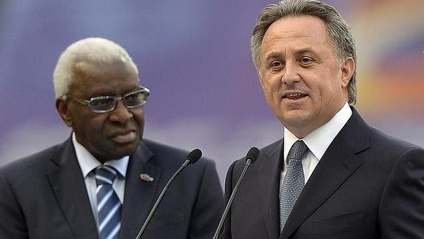 Vitali Mutkó, ministro de deportes ruso, junto al expresidente de la IAAF, Lamine Diack, en 2013