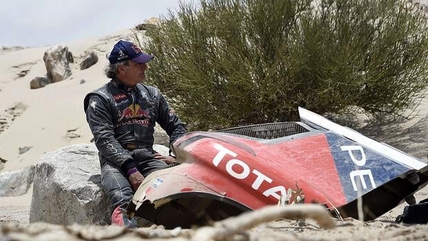 Carlos Sainz, esperando al camión de asistencia