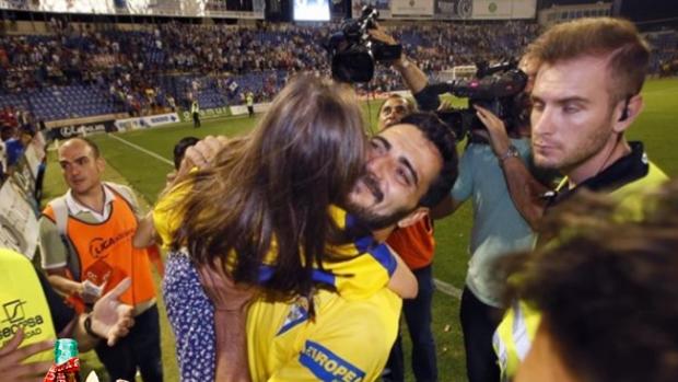 Güiza celebra el ascenso del Cádiz sobre el césped del Rico Pérez de Alicante