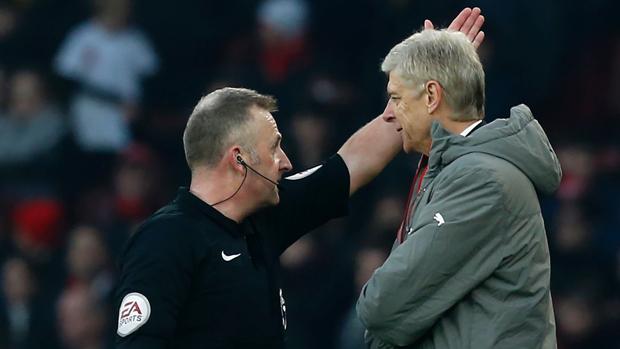 Arsene Wenger, suspendido con cuatro partidos
