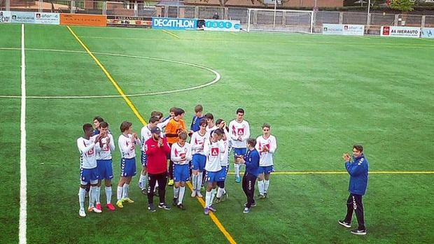 Jugadores de las categorías inferiores del Rayo Majadahonda, durante un partido