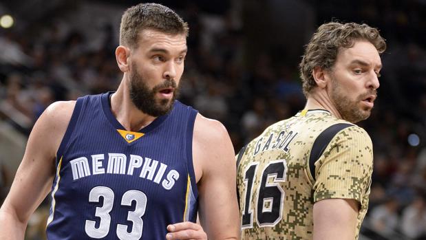 Pau y Marc, durante el Spurs-Grizzlies disputado en San Antonio