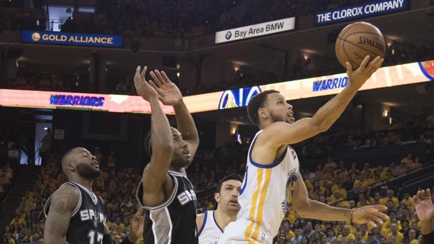 Stephen Curry, que anotó 40 puntos, entra a canasta en el primer partido de la final de la Conferencia Oeste