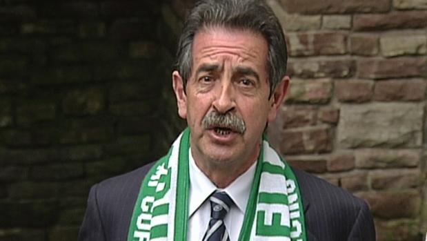 Miguel Ángel Revilla, con una bufanda del Racing de Santander