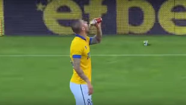 Ivan Bandalovski, mientras toma el trago de la cerveza en la liga búlgara