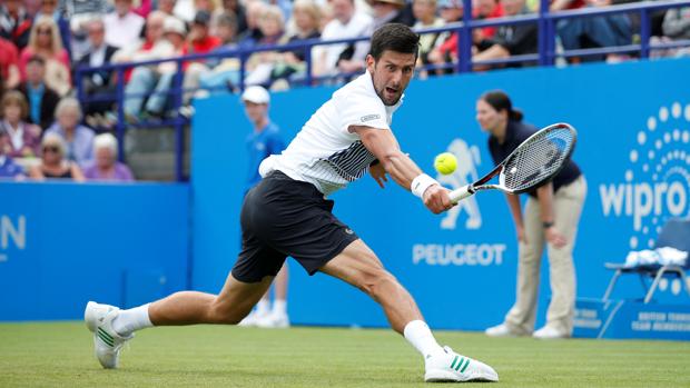Novak Djokovic durante un punto en Eastbourne.
