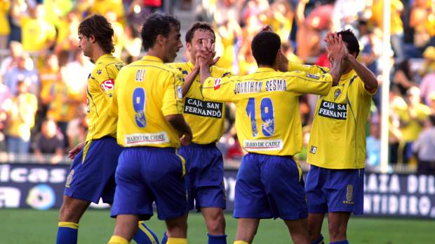 Jugadores del Cádiz durante un partido en 2005.