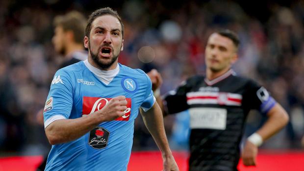 Higuaín, con la camiseta del Nápoles