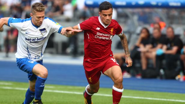 Coutnho en un partido entre el Liverpool y el Hertha de Berlín
