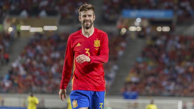 Gerard Piqué durante un partido con España