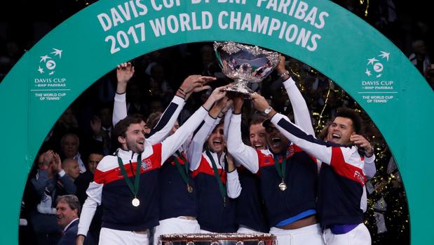 Los jugadores franceses levantan la Ensaladera como campeones de la Copa Davis