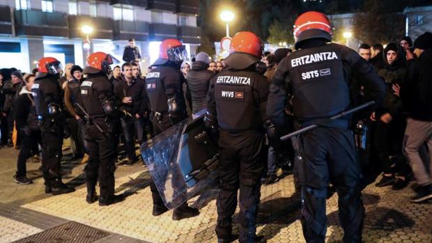 Agentes de la Ertzaintza contienen a algunos aficionados en Anoeta