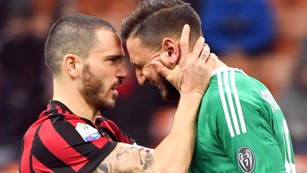 Bonucci trata de consolar a Donnarumma