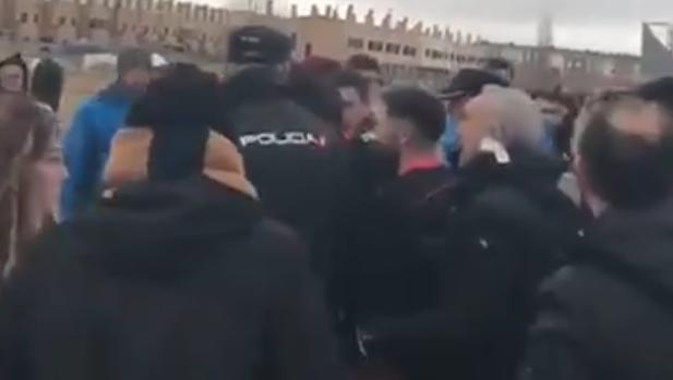 El árbitro, escoltado por la Policía al término del Colegio Diocesanos-Atlético de Madrid