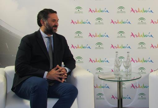 El consejero Francisco Javier Fernández, a punto de ser entrevistado
