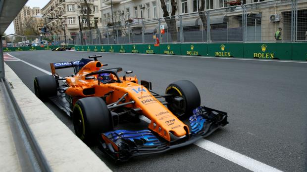 Alonso pasa junto al muro en el GP de Azerbaiyán