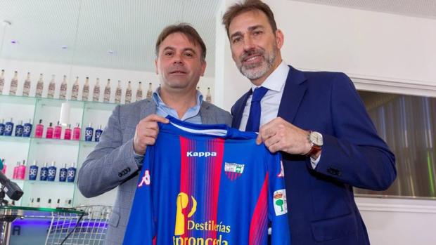 Franganillo, presidente del Extremadura, junto a Martín Vázquez