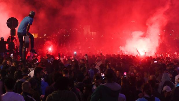 Aficionados del Marsella celebran la clasificación de su equipo para la final de la Europa League