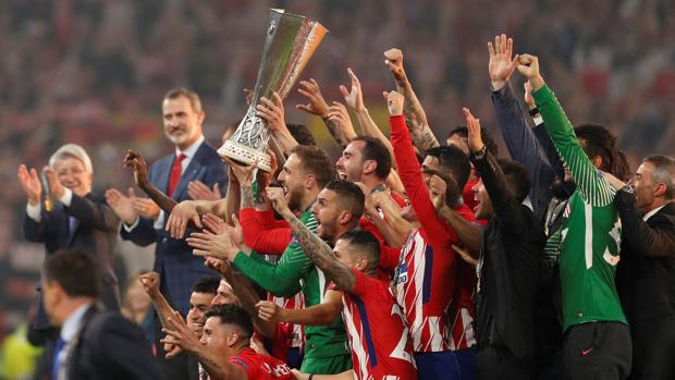 Los jugadores del Atlético, con el trofeo