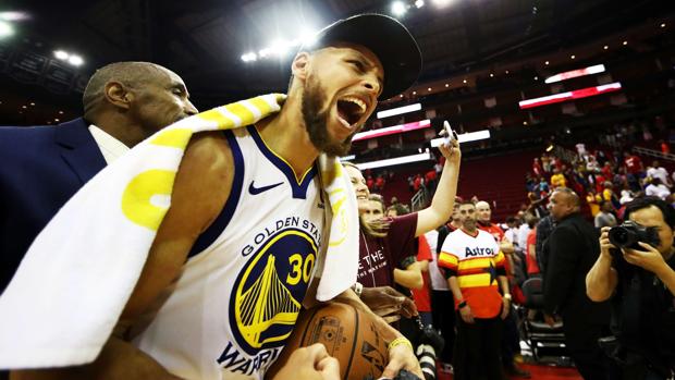 Stephen Curry celebra el triunfo logrado ante los Houston Rockets