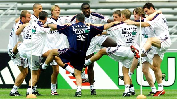 Jugadores de la selección inglesa entrenando en 1998