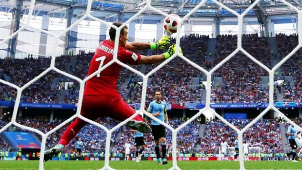 Muslera intenta despejar la pelota que acaba en su portería y supuso el 0-2 de Francia