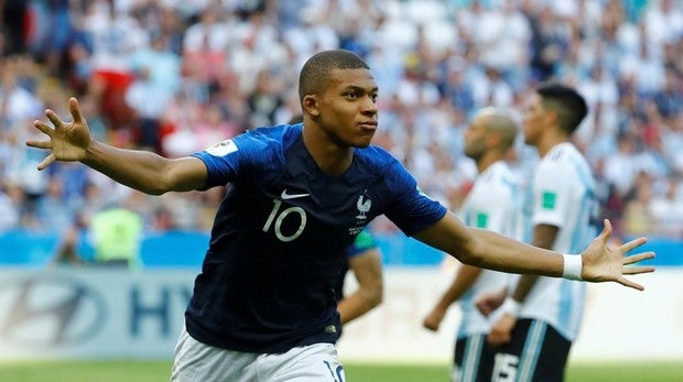 Mbappé, celebrando una de los goles que anotó ante Argentina en los octavos de final del Mundial de Rusia