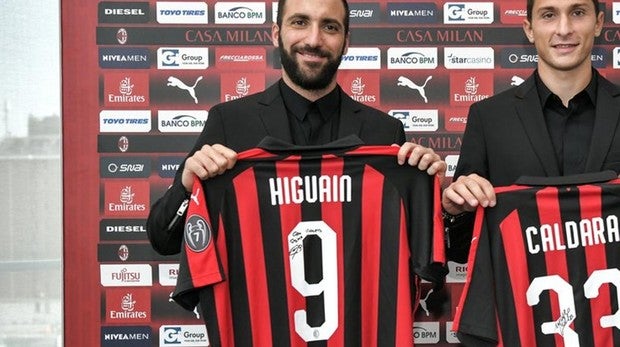 Higuaín posa con su nueva camiseta junto a Caldara