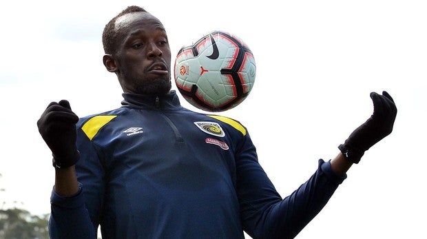 Usain Bolt durante un entrenamiento con su equipo, los Mariners