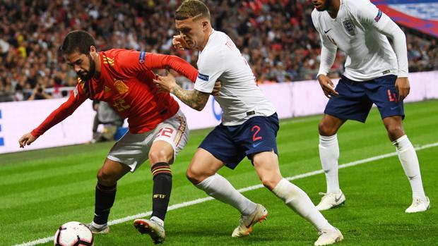Isco protegiendo el balón ante Trippier en el Inglaterra-España de la Liga de Naciones en Wembley
