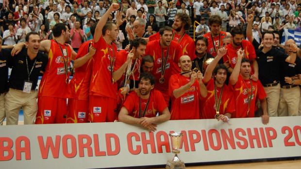 Los jugadores de la selección española celebran el Mundial conseguido en Japón 2006