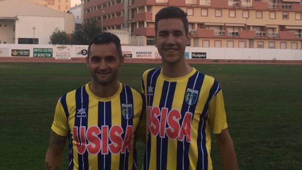 Daniel Cifuentes y su hijo Alberto, jugadores del Isla Cristina CF
