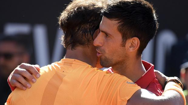 Rafa Nadal y Novak Djokovic se abrazan tras un partido