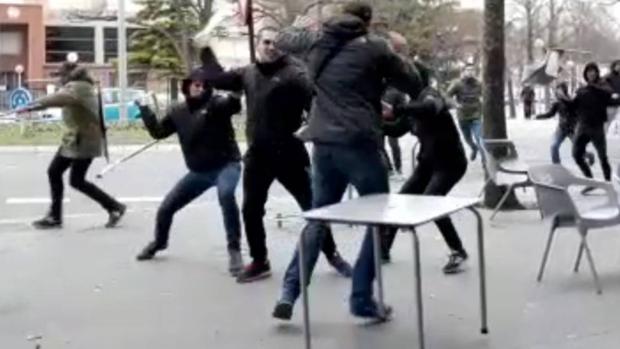 Pelea entre ultras del Alavés y del Barcelona en 2017