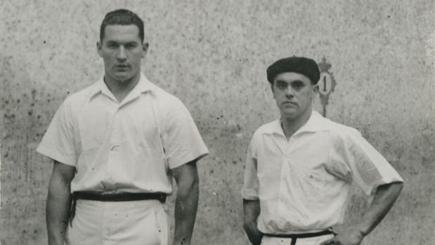 Miguel Gallastegui, junto a Atano III, antes de la final del Campeonato manomanista de 1942