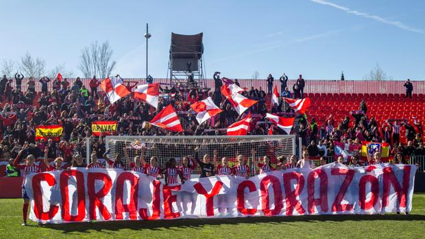 Las jugadoras rojiblancas celebran su triunfo en la Copa ante el Barcelona