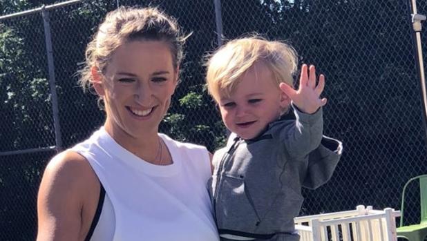 Azarenka, con su hijo Leo en un entrenamiento