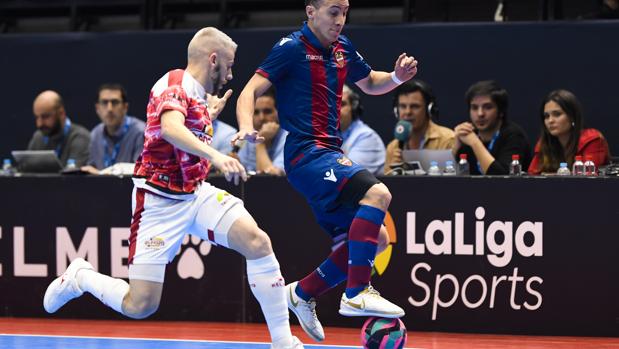 Miguelín persigue a Maxi Rescia