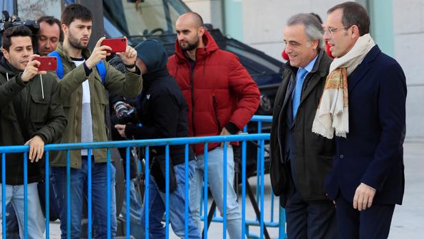Sandro Rosell y su abogado, Pau Molins