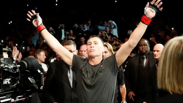 Darren Till camina hacia el octógono mientras suena «Sweet Caroline»