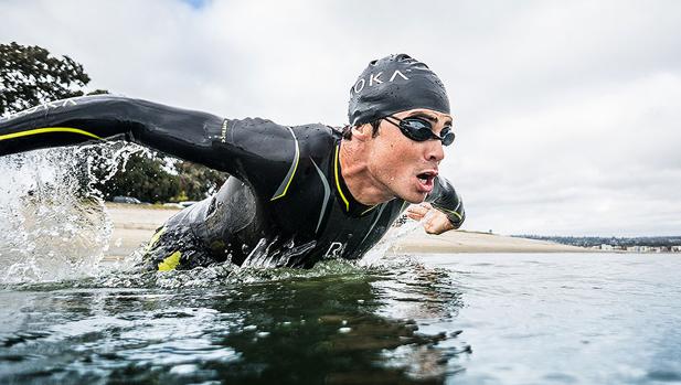 Una imagen del triatleta en el agua