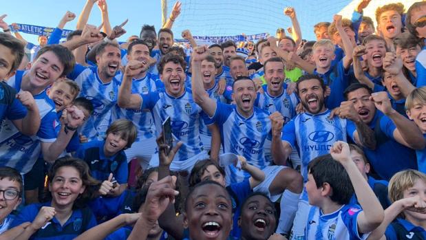 El Atlético Baleares, clasificado para el playoff, celebra el campeonato del Grupo III de Segunda B