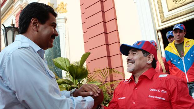 Maradona y Maduro se saludan en un acto de 2013