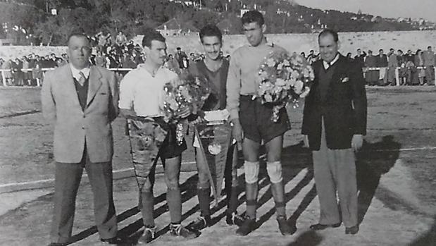 De izquierda a derecha, Balaguer, presidente del club serrano en 1950; Tito, capitán de los españoles; Berterame, capitán del San Lorenzo de Almagro; Blazina, portero argentino; y Emilio Bernat, presidente de los bonaerenses