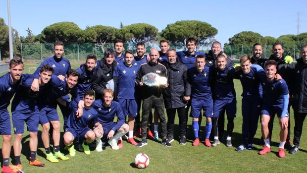 Carlos Coello (c), con el cinturón mundial, junto a la plantilla del Cádiz C.F.