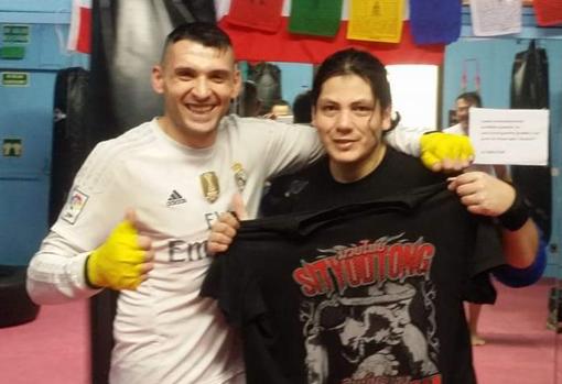 Javi Navarro (con la camiseta del Real Madrid) posa con Carlos Sánchez