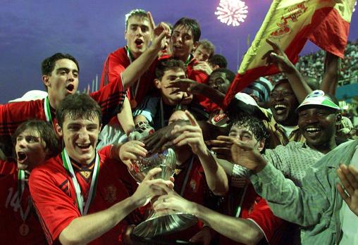 La selección española celebra la conquista del Mundial sub 20 en Nigeria 1999